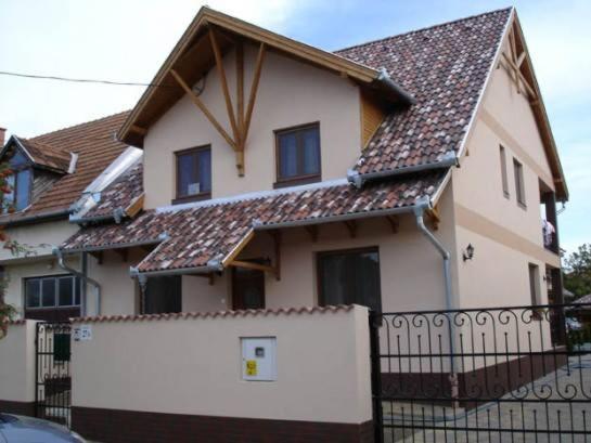 Mediterran Apartman Es Vendeghaz Hajdúszoboszló Exteriör bild
