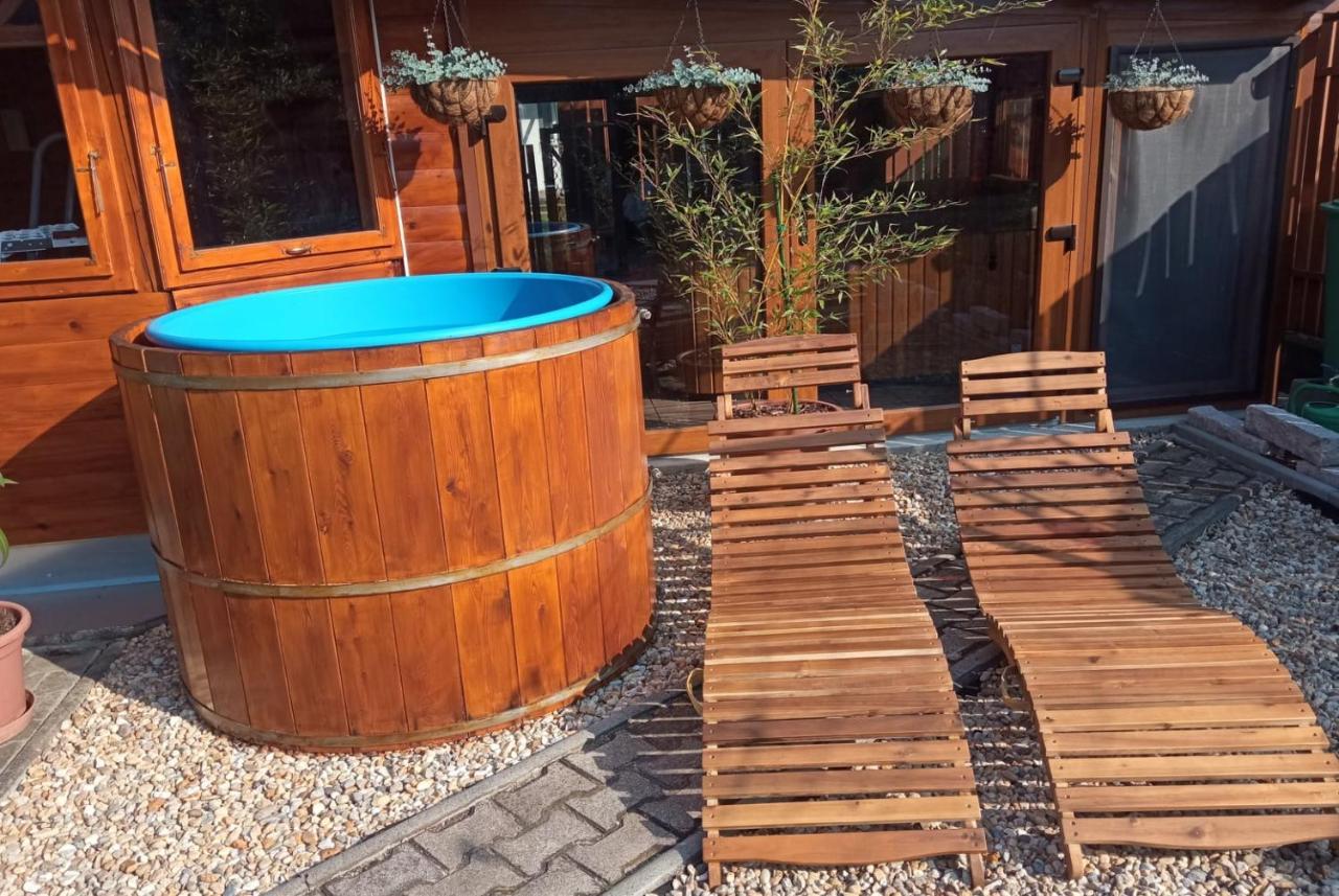 Mediterran Apartman Es Vendeghaz Hajdúszoboszló Exteriör bild