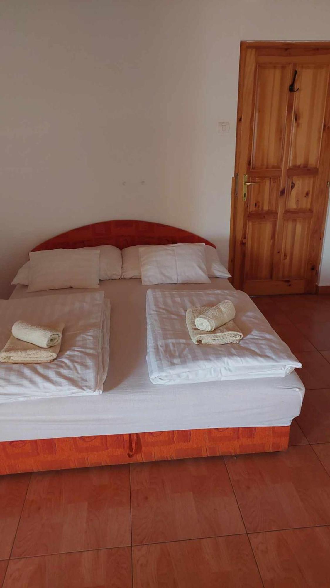 Mediterran Apartman Es Vendeghaz Hajdúszoboszló Exteriör bild